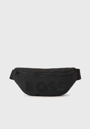 Sac banane en nylon noir avec fermeture éclair, logo "BOSS" en relief, texture lisse et sangle réglable. Forme compacte et arrondie.