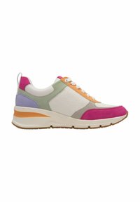 Multikleurige sneaker met een mix van materialen: wit leer, roze en paarse suède, met een gestructureerd paneel en oranje accenten.