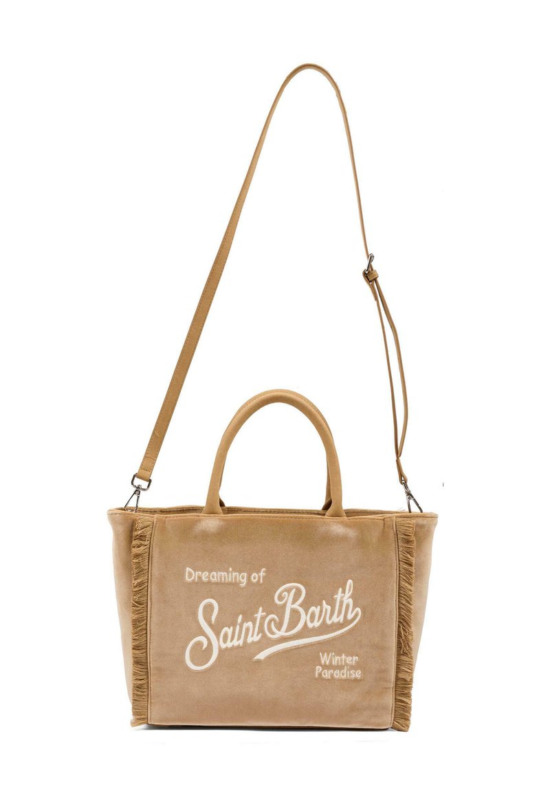 Sac en toile beige avec des bords fringés, deux poignées et une bandoulière amovible. Présente un texte blanc : "Rêver de Saint Barth, Paradis d'Hiver."