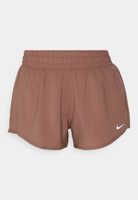 Shorts deportivos marrones con cintura elástica, dobladillo curvado y un pequeño logo blanco en la parte inferior izquierda. Fabricados con material ligero.