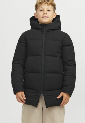 Veste noire rembourrée avec fermeture éclair, capuche et motif matelassé horizontal. Le matériau est lisse et légèrement brillant.