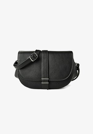 Sac bandoulière en cuir noir avec un rabat incurvé, une sangle réglable et un détail de boucle verticale centrale sur fond blanc.