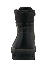 Schwarzer Boot aus Kunstleder mit gepolsterter Kante, seitlichem Reißverschluss und strukturiertem Gummisohle. Mit Logo an der Ferse und genähten Akzenten.