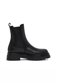 Stivale alla caviglia in pelle nera con pannelli elastici ai lati, linguetta sul retro e suola robusta con profili spessi. Texture liscia, silhouette elegante.