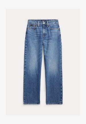 Jeans de ganga azul claro com um corte de perna reta, design de cinco bolsos, rebites de cobre e uma textura ligeiramente desbotada na frente.