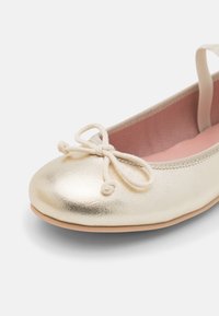 Pretty Ballerinas AMI - Balerínky s remienkom okolo členku - platino