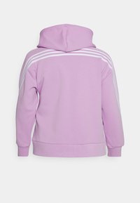 Sweat à capuche lilas en tissu doux, avec une capuche, des manches longues et trois rayures blanches traversant le dos. Coupe simple et décontractée.