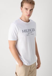Tommy Hilfiger TEE - T-shirt con stampa - white