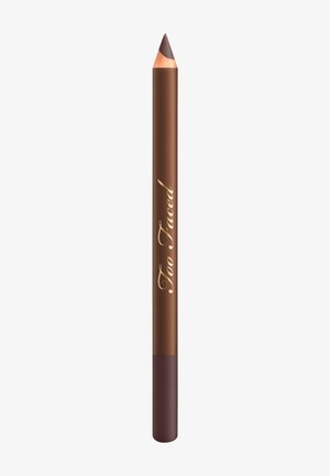 Brauner Kosmetikstift mit angespitzter Spitze, goldener „Too Faced“-Beschriftung an der Seite und dunkelbraunem Bodenverschluss vor weißem Hintergrund.