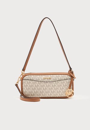 Rektangulær beige og brun skuldertaske fra Michael Kors med gentaget MK-logo mønster og gyldent MK-vedhæng på remmen mod hvid baggrund.