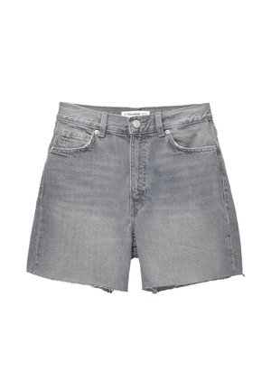 Grå denim shorts med en frynset kant, fem lommer, knaplukning foran og bæltestropper. Stofteksturen fremstår lidt falmet.