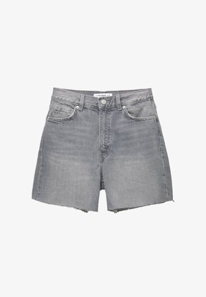 Grå denim shorts med en frynset kant, fem lommer, knaplukning foran og bæltestropper. Stofteksturen fremstår lidt falmet.
