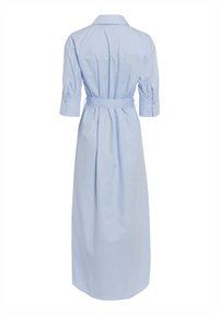 Hellblaues, langärmliges Kleid mit tailliertem Gürtel, durchgehender Knopfleiste und weicher Textur; es verfügt über eine Rückenpasse und Faltendetails.
