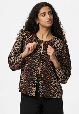 Blouse à imprimé léopard avec un col rond, des manches bouffantes, une fermeture à l'avant avec un nœud et des accents noirs. Fabriquée en tissu doux avec des textures variées.