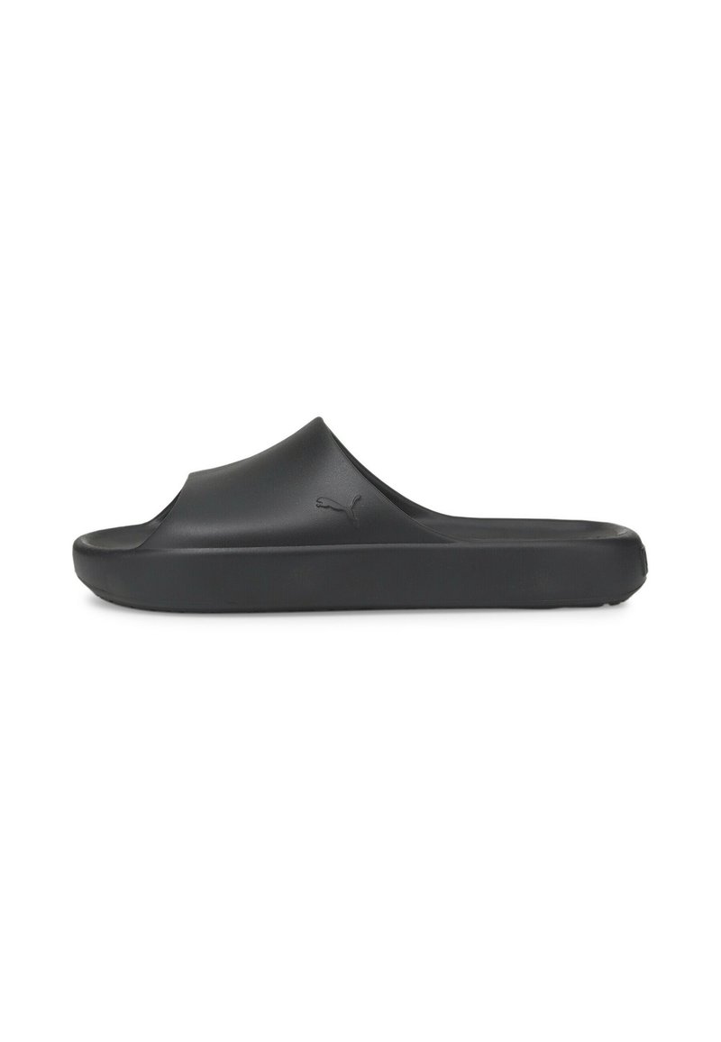 Sort slidesandal lavet af glat gummi, med et åbent tådesign og en flad sål, samt et diskret logo på siden.