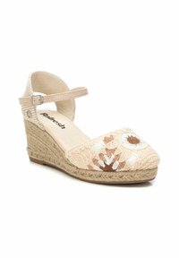 Espadrille de cuña con parte superior de lona beige que presenta bordados florales en blanco y marrón; correa en el tobillo; suela envuelta en yute.