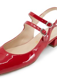 Rote Lackleder Slingback-Schuh mit zwei verstellbaren Riemen, einer eckigen Spitze und einem niedrigen Blockabsatz. Glatte Textur und glänzende Oberfläche.