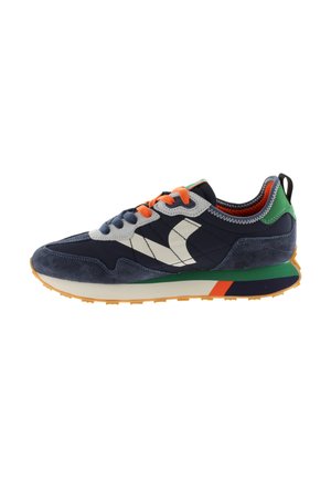 Marineblauwe en grijze sneaker met oranje en marineblauwe veters, wit logo, groen detail bij de hiel en een zool met oranje profiel.