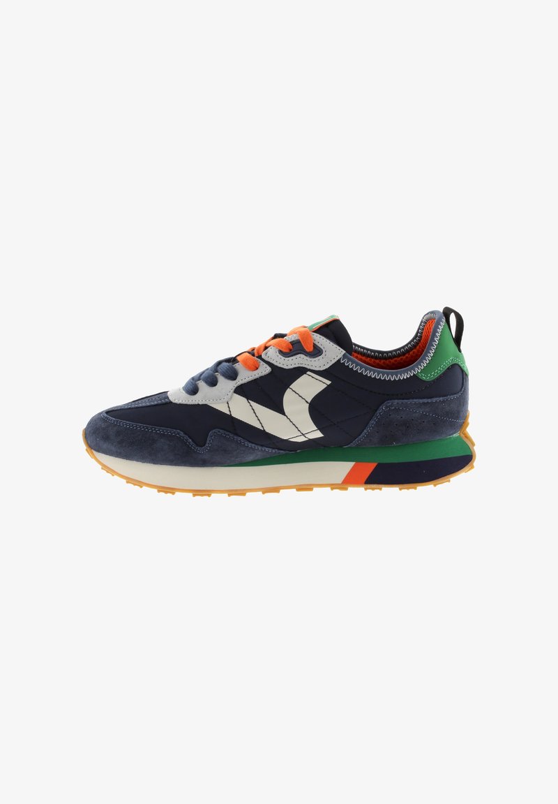 Baskets bleu marine et grises avec lacets orange et bleu marine, logo blanc, détail vert au talon et semelle à empreintes orange.