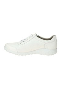 Weißer Sneaker mit einem strukturierten Obermaterial, runder Zehenpartie und flachen Schnürsenkeln. Verfügt über eine Gummisohle mit einem geometrischen Profilmuster für guten Halt.