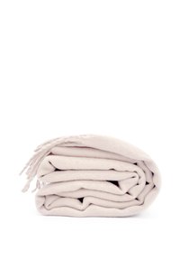 Coperta color beige chiaro realizzata in materiale morbido, arrotolata in modo ordinato. Presenta bordi frangiati, una texture liscia e un design semplice e minimalista.
