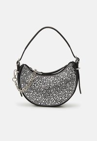 Bolso de mano de cuero negro con forma curvada, adornado con tachuelas plateadas de diferentes tamaños y un detalle de cadena plateada en la correa.