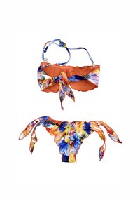Set di bikini a due pezzi con top bandeau arancione arricciato e lacci con motivo floreale, e pantaloni coordinati con lati a lacci, principalmente blu e giallo.