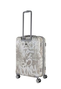 Maleta de carcasa dura en gris claro con un estampado de grafiti. Cuenta con un mango telescópico y cuatro ruedas negras para facilitar la movilidad.