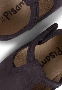 Scarpe in tela viola scuro con punta arrotondata e design a T, caratterizzate da dettagli cuciti e una soletta beige testurizzata.