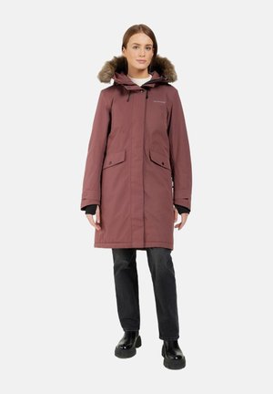 Parka bordeaux con cappuccio foderato in pelliccia, chiusura con zip e bottoni, due tasche frontali e design a taglio dritto. Tessuto resistente con una texture liscia.