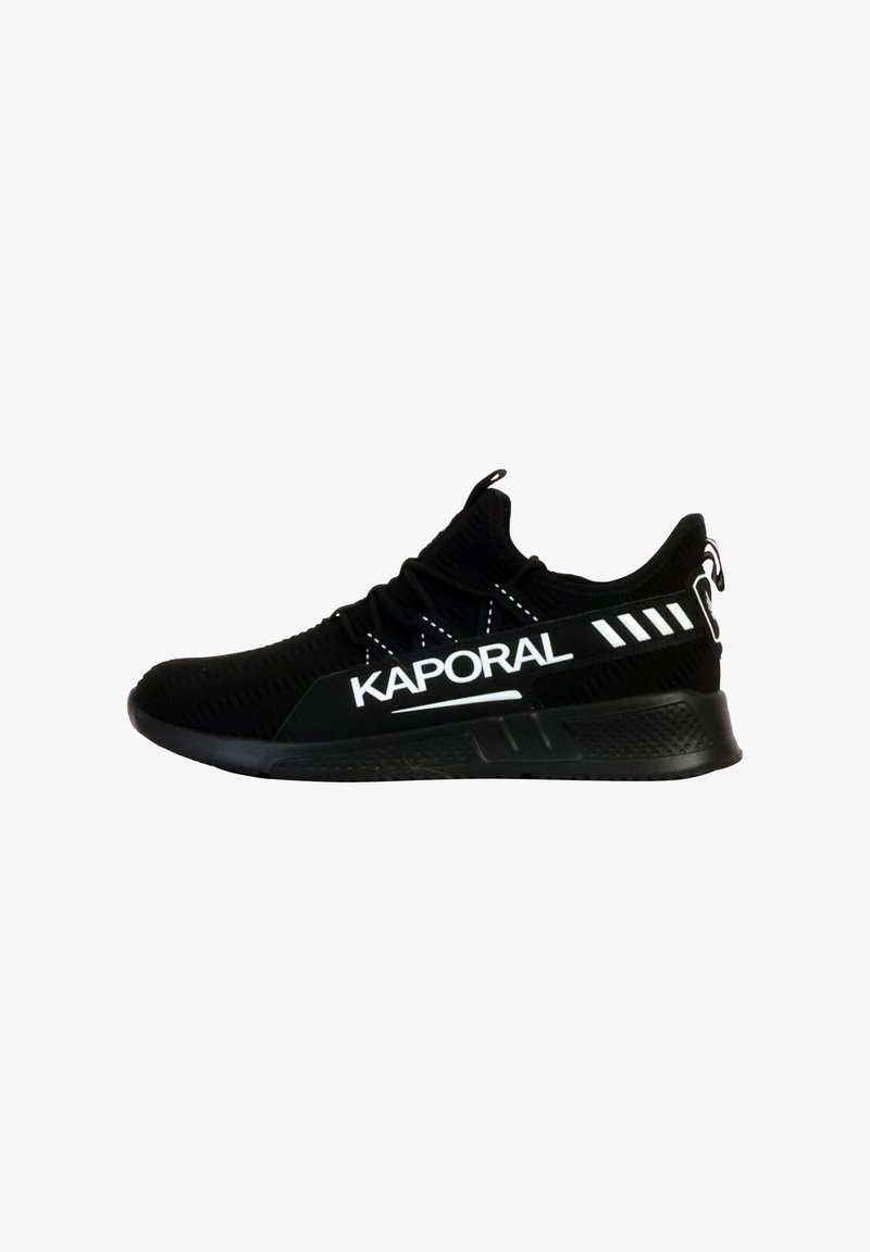 Chaussure de sport noire avec dessus en tissu, semelle en caoutchouc et logo blanc. Dispose d'une surface texturée et de lacets noirs pour un maintien sécurisé.