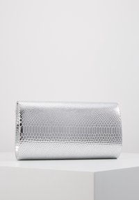 Silver snakehudsmönstrad clutchväska med en slank, rundad form och blank yta. Har en mjuk textur och metallisk lyster.