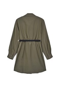 Abito camicia verde oliva con un taglio morbido, maniche lunghe, punto vita arricciato con cintura nera e polsini con bottoni. Tessuto liscio e dettagli minimi.