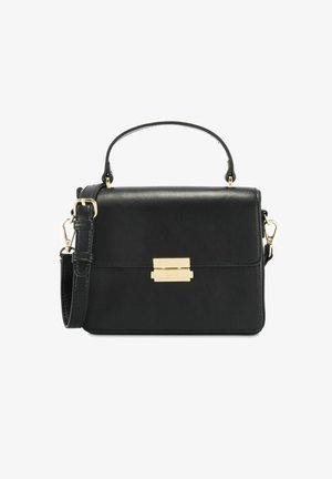 Czarna skórzana torebka o uporządkowanej konstrukcji, z górnym uchwytem, regulowanym paskiem i złotymi zapięciami. Gładka tekstura i prostokątny kształt.