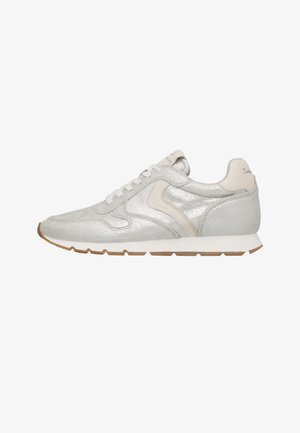 Sølv- og hvid lavtop-sneaker med snørelukning, tekstureret overdel, beige detalje, hvid mellemsål og brun gummiydersål.
