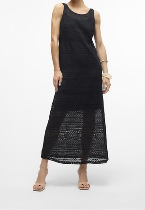 Czarna, bezrękawnikowa sukienka maxi z szydełkowanej tkaniny o teksturowanym wzorze. Sukienka ma luźny krój i prostą sylwetkę.