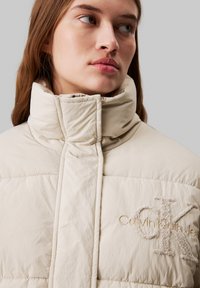 Calvin Klein Jeans MONOLOGO PUFFER - Bombejakke - pelican