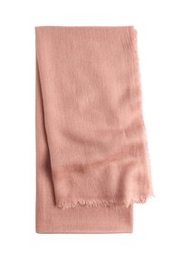 Różowy szalik o miękkiej, gładkiej fakturze. Ze strzępionymi krawędziami i prostokątnym kształtem, wykonany z lekkiego materiału, ma prosty design.