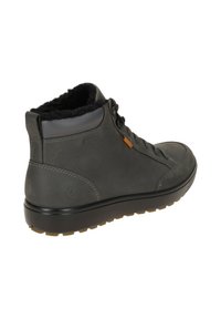 Mittelhohe graue Lederstiefel mit schwarzem Fleece-Futter, Gummisohle und orangenen Akzenten. Verfügt über Schnürung und verstärktes Fersendesign.