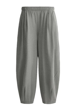 Laza szürke-fehér apró kockás nadrág, gumis derékrésszel és rövidített szárakkal.