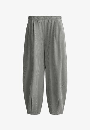 Laza szürke-fehér apró kockás nadrág, gumis derékrésszel és rövidített szárakkal.