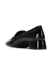 Zapato de charol negro con tacón bajo en bloque, puntera redondeada y superficie texturizada. Presenta una correa decorativa en la parte superior.