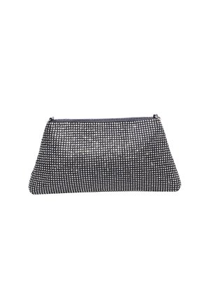 Schwarze Netz-Clutch mit silbernen Nietenmuster, Reißverschluss oben und strukturierter Form, geeignet für den Abendgebrauch.