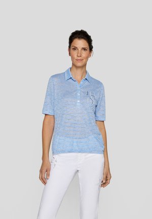 Blau-weißer gestreifter Polohemd mit Kragen und kurzen Ärmeln. Verfügt über eine kleine Tasche mit einem dekorativen Design. Kombiniert mit weißen Hosen.