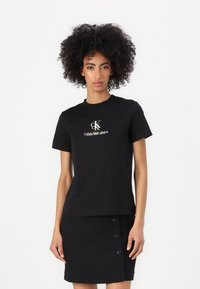 Calvin Klein Jeans - SHADOW GRAPHIC REGULAR TEE - Apdrukāts T-krekls - black Miniatūras attēls 1