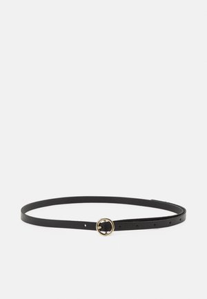 Ceinture fine en cuir noir avec boucle ronde dorée et plusieurs trous de réglage sur fond blanc.