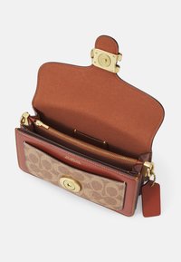 COACH SIGNATURE TABBY SHOULDER BAG 20 - Handtasche - tan rust