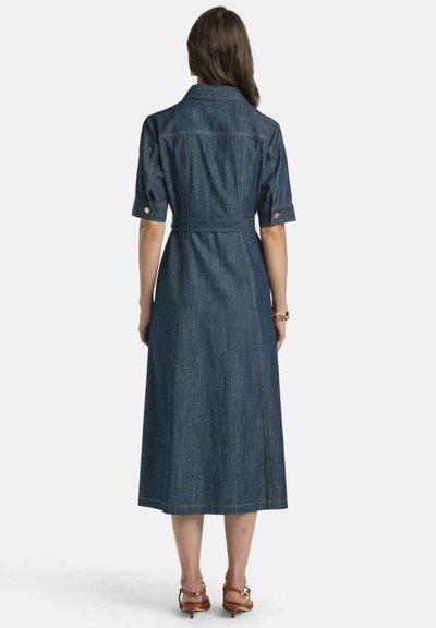 Rövid ujjú farmer ingruha, övvel a deréknál és hosszú szoknyával. Gallérral és látható varrási részletekkel rendelkezik. Sötétkék színű.