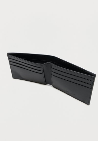 Ανοικτό δίπτυχο πορτοφόλι από μαύρο δέρμα, που δείχνει έξι θήκες καρτών και μια κεντρική θήκη για χαρτονομίσματα σε απλό φωτεινό φόντο.