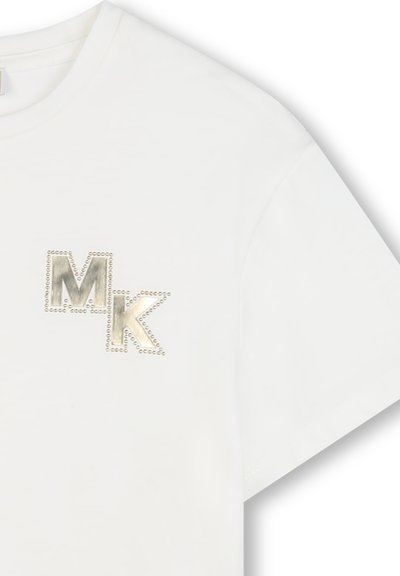 Vit bomullströja med metalliska guldstämplade bokstäver "MK" på framsidan. Korta ärmar och rund halsringning. Slät textur.